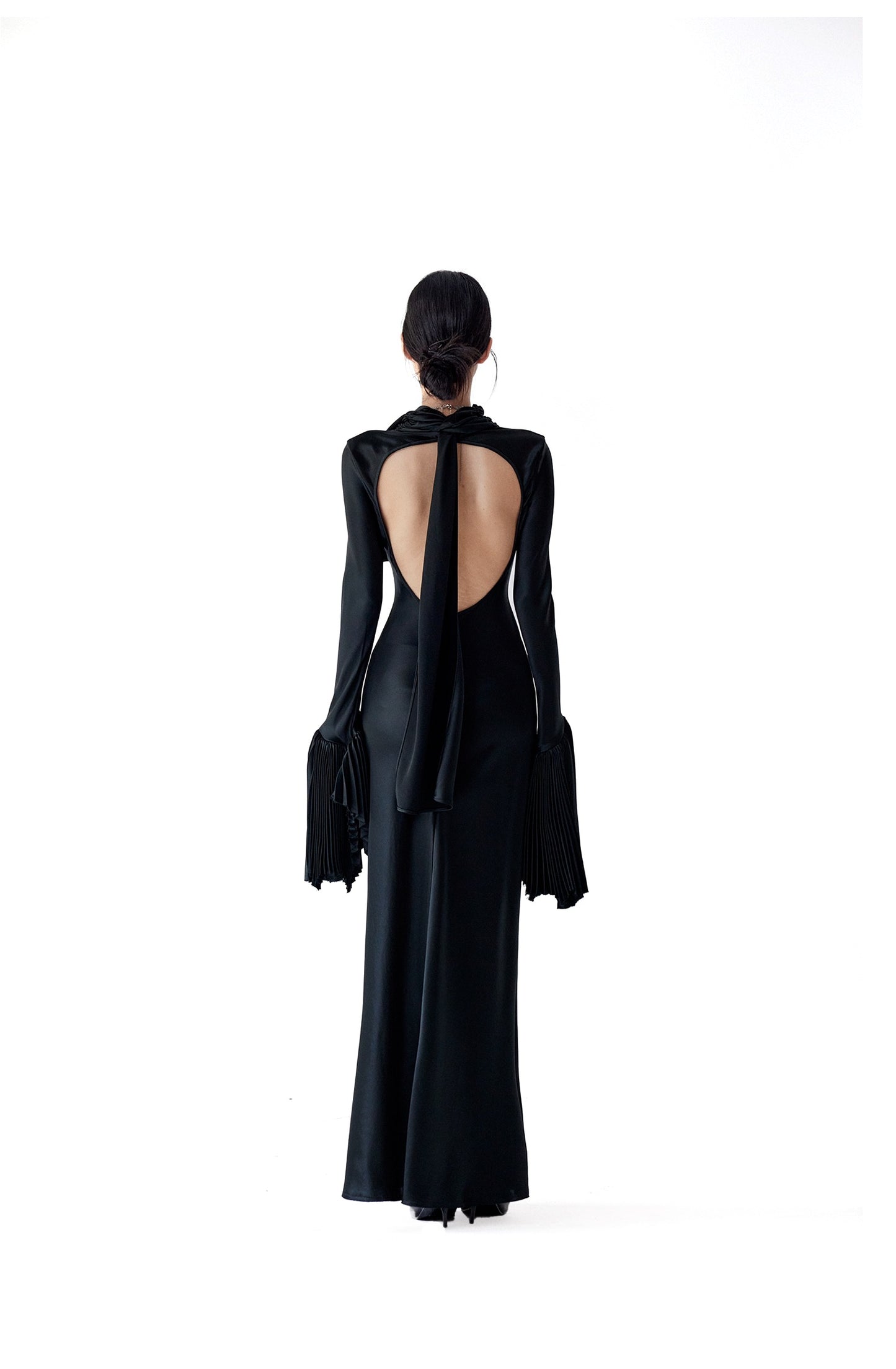 BACKLESS MAXI DRESS WITH RUFFLED SLEEVES