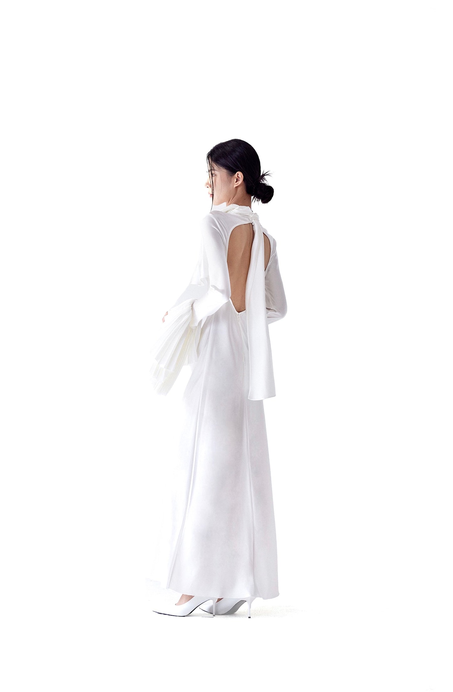 BACKLESS MAXI DRESS WITH RUFFLED SLEEVES